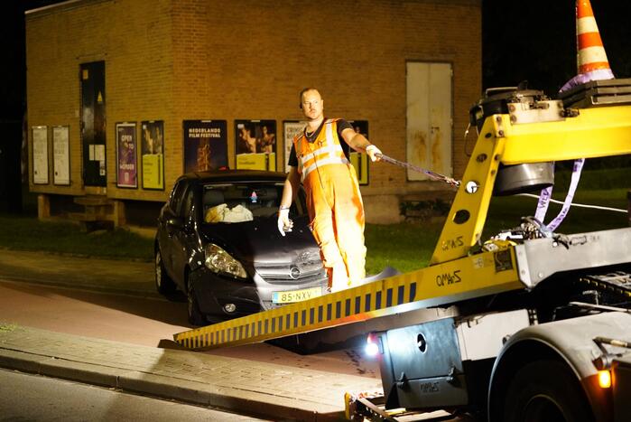 Auto zwaarbeschadigd na botsing met brugpijler