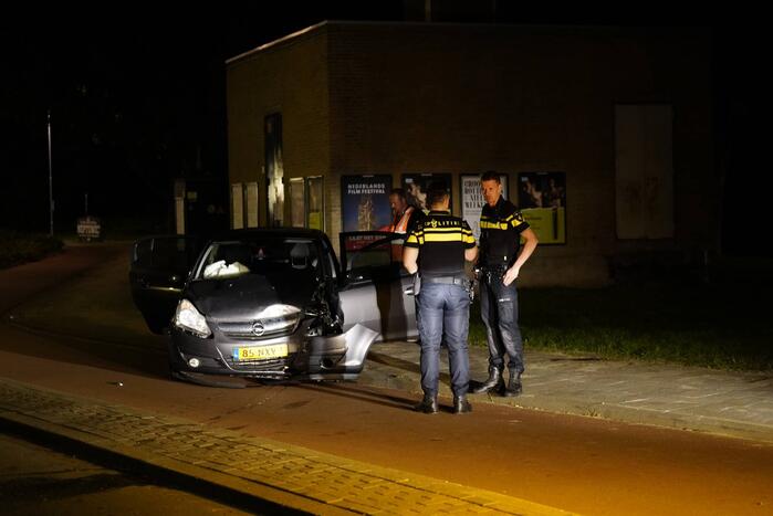 Auto zwaarbeschadigd na botsing met brugpijler