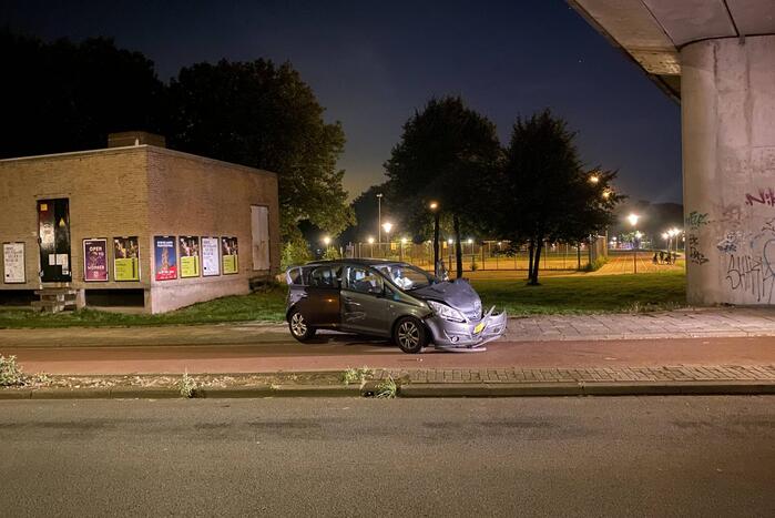 Auto zwaarbeschadigd na botsing met brugpijler