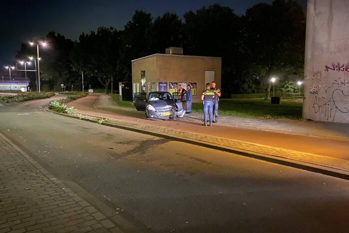 Auto zwaarbeschadigd na botsing met brugpijler