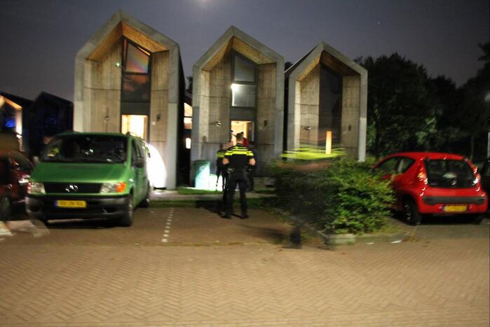 Brandstichting voor deur van woning