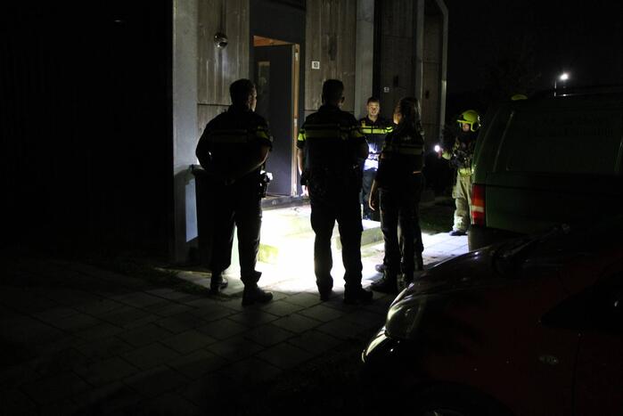 Brandstichting voor deur van woning