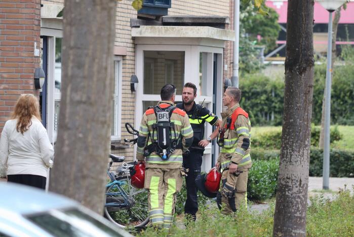 Brandweer blust brand in slaapkamer