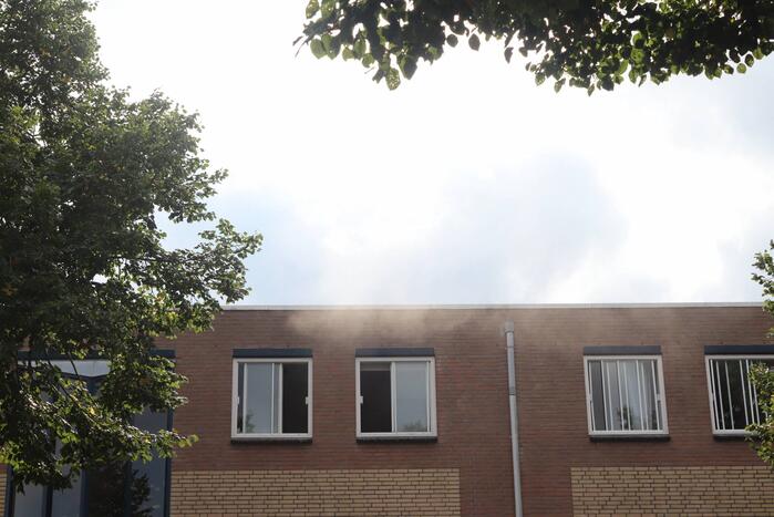 Brandweer blust brand in slaapkamer