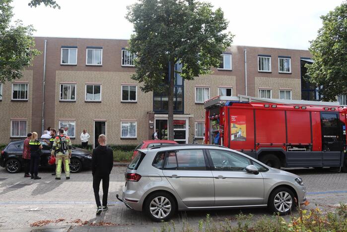 Brandweer blust brand in slaapkamer