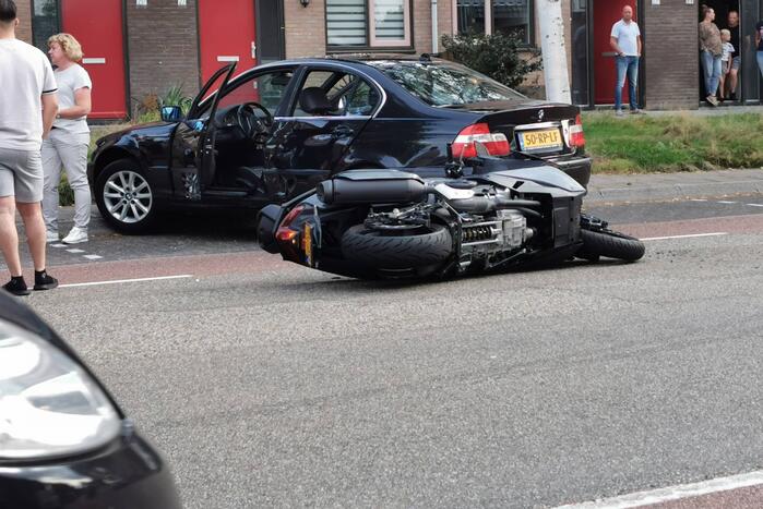 Auto komt in botsing met motor