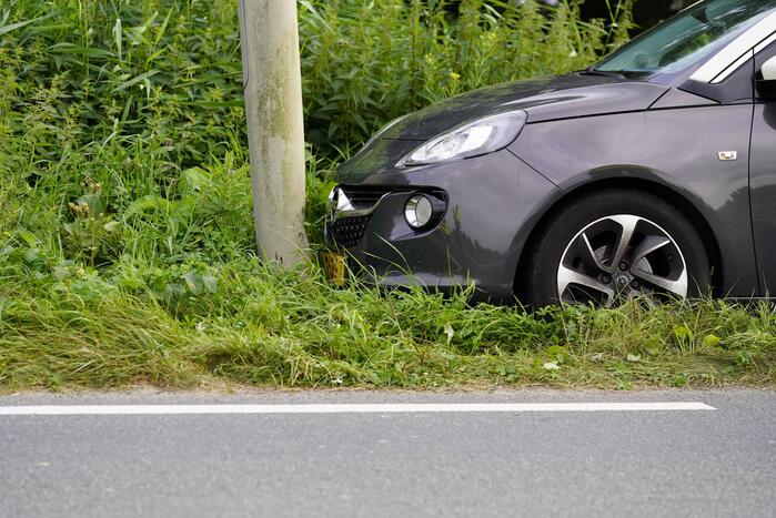 Vrouw rijdt tegen lantaarnpaal aan