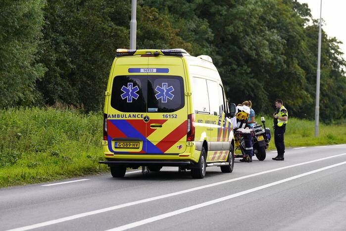Vrouw rijdt tegen lantaarnpaal aan