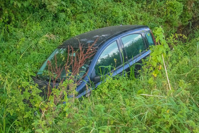 Bestuurder rijdt met voertuig in berm