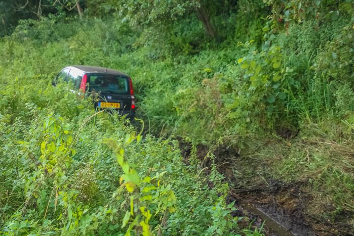 Bestuurder rijdt met voertuig in berm