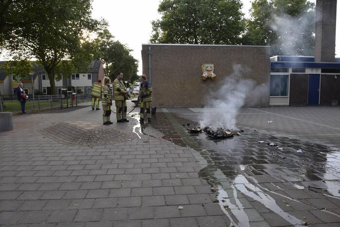 Personen stichten brand in container en rennen weg