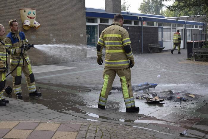 Personen stichten brand in container en rennen weg