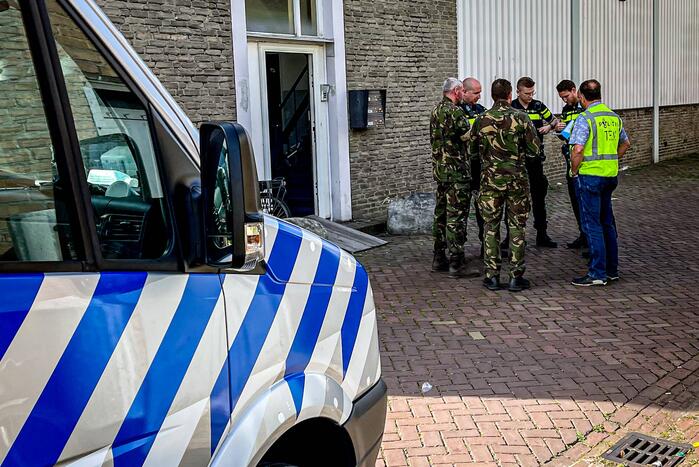 EOD onderzoekt mogelijke explosieve stoffen in bovenwoning