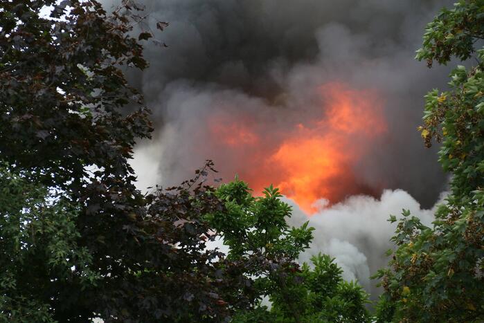 Uitslaande brand bij De Bowlingboerderij