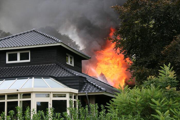 Uitslaande brand bij De Bowlingboerderij