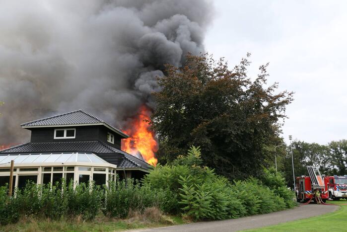 Uitslaande brand bij De Bowlingboerderij
