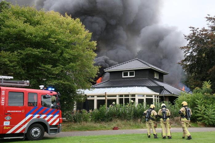 Uitslaande brand bij De Bowlingboerderij