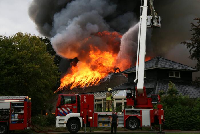 Uitslaande brand bij De Bowlingboerderij