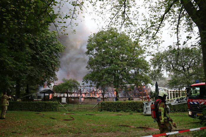 Uitslaande brand bij De Bowlingboerderij