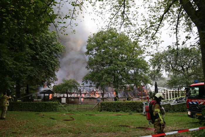 Uitslaande brand bij De Bowlingboerderij