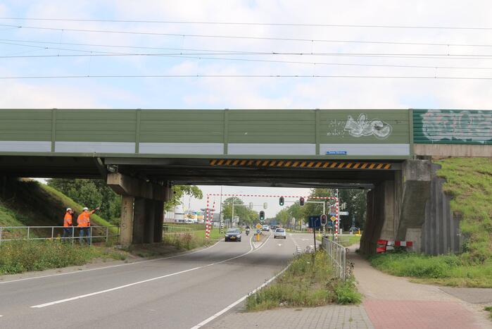 Te hoge vrachtwagen ramt spoorbrug