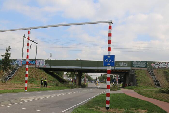 Te hoge vrachtwagen ramt spoorbrug