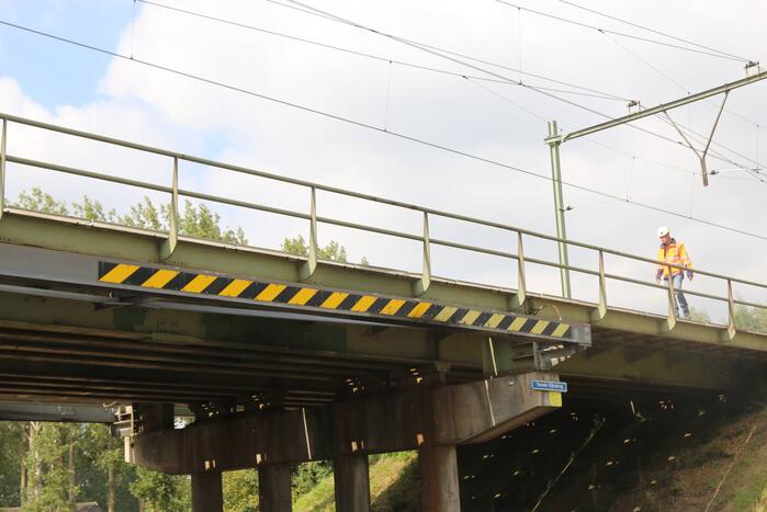 Te hoge vrachtwagen ramt spoorbrug