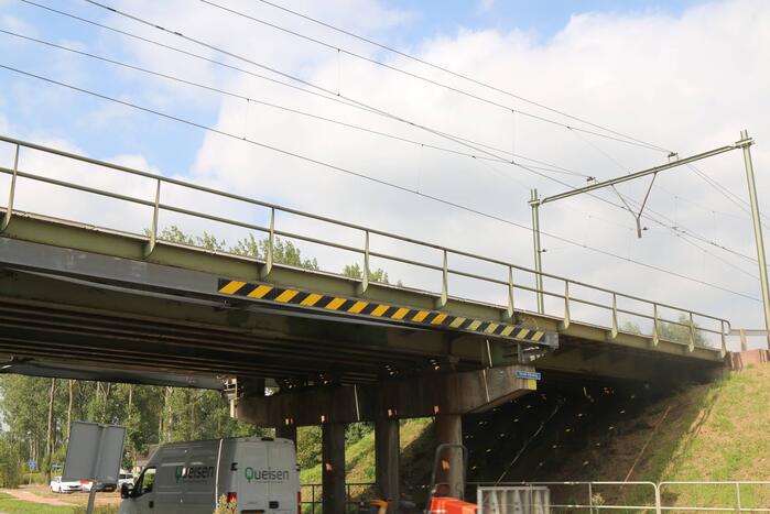 Te hoge vrachtwagen ramt spoorbrug