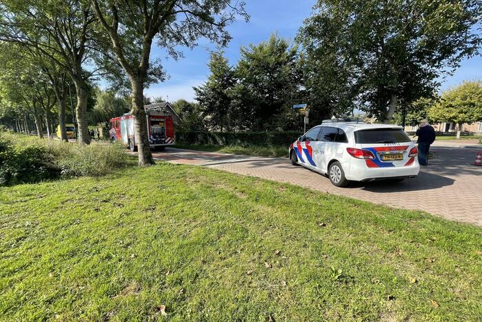 Automobilist vliegt van de weg belandt in tuin