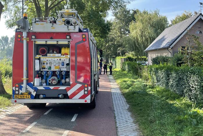Automobilist vliegt van de weg belandt in tuin