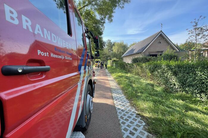 Automobilist vliegt van de weg belandt in tuin