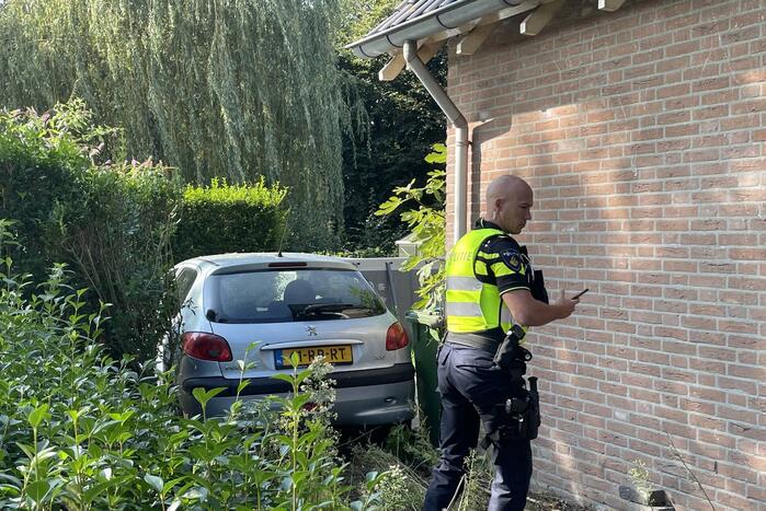 Automobilist vliegt van de weg belandt in tuin