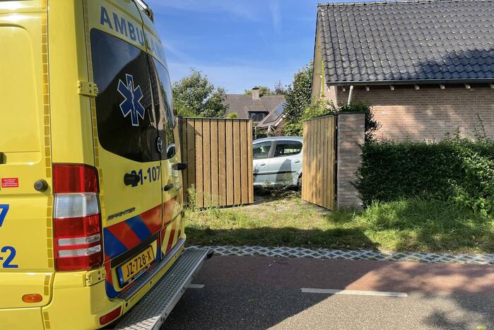 Automobilist vliegt van de weg belandt in tuin