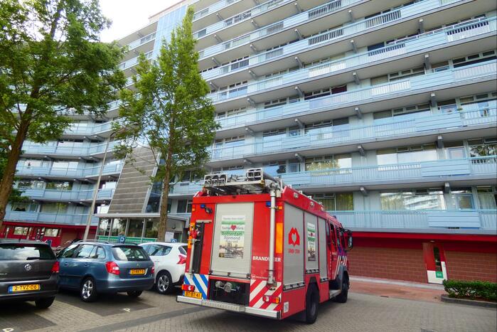 Brandweer redt kinderen uit lift van flatgebouw
