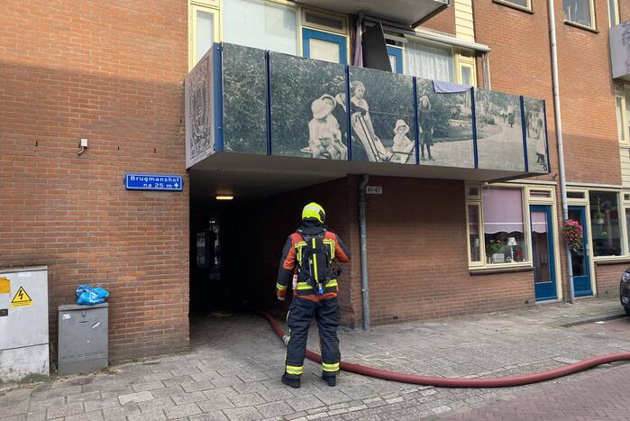 Zwarte rook bij brand in flatwoning