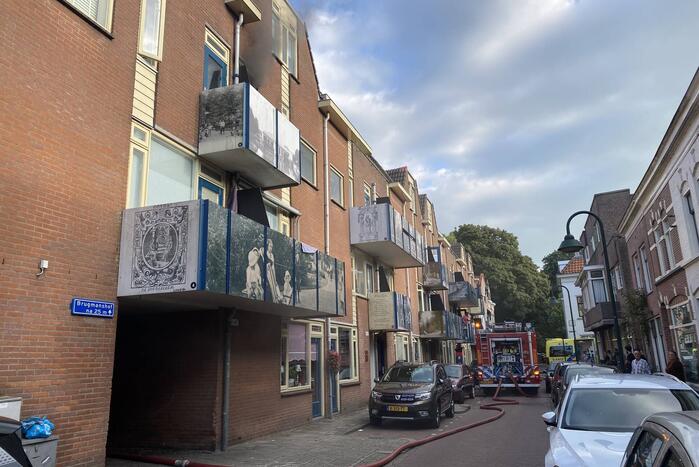 Zwarte rook bij brand in flatwoning