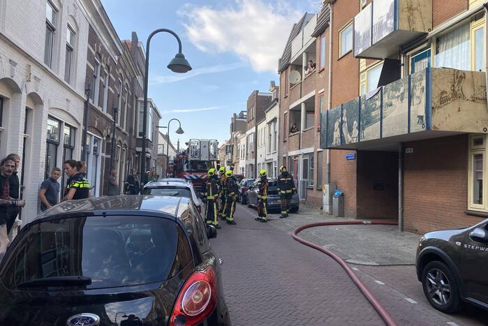 Zwarte rook bij brand in flatwoning