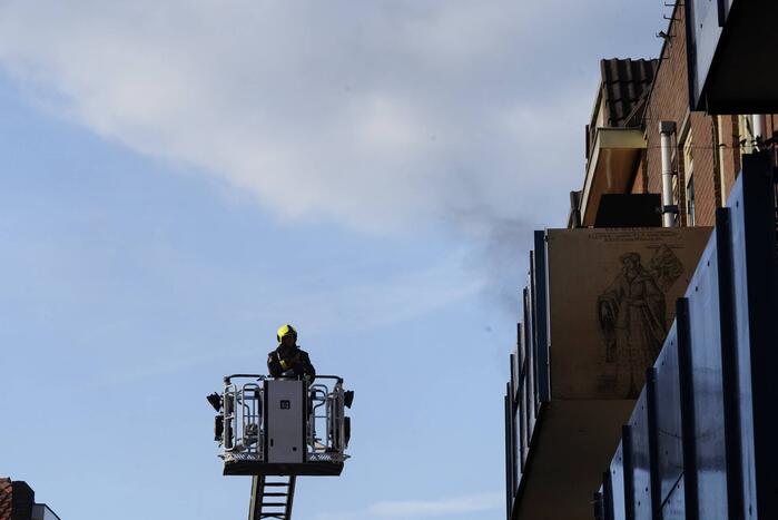 Zwarte rook bij brand in flatwoning
