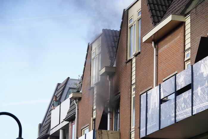 Zwarte rook bij brand in flatwoning