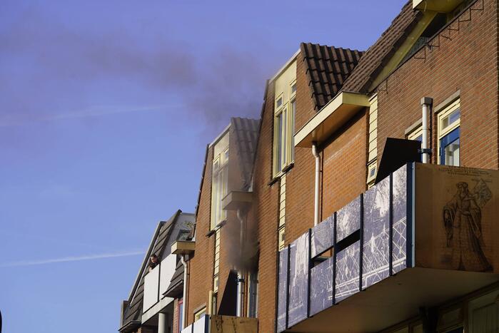 Zwarte rook bij brand in flatwoning