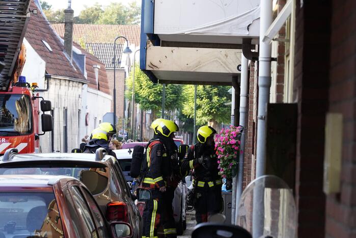 Zwarte rook bij brand in flatwoning