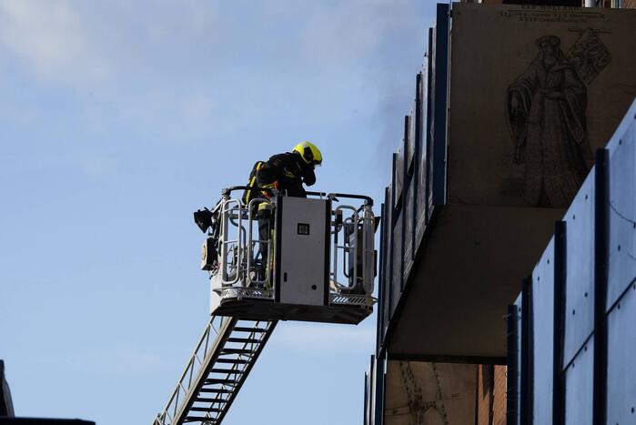 Zwarte rook bij brand in flatwoning
