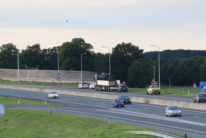Botsing tussen personenauto en vrachtwagen op snelweg