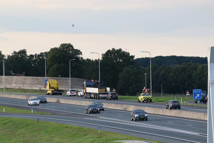 Botsing tussen personenauto en vrachtwagen op snelweg