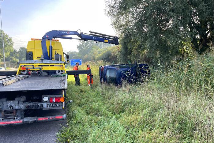 Automobilist raakt van de snelweg belandt op de kop in sloot