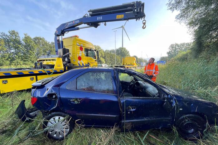 Automobilist raakt van de snelweg belandt op de kop in sloot