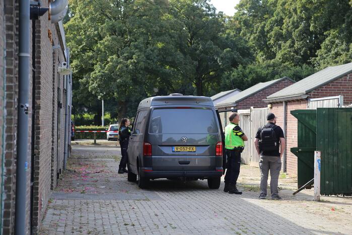 Vele vaten met grondstoffen voor drugs aangetroffen in achtertuin