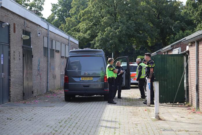 Vele vaten met grondstoffen voor drugs aangetroffen in achtertuin