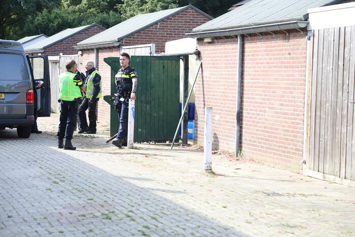 Vele vaten met grondstoffen voor drugs aangetroffen in achtertuin