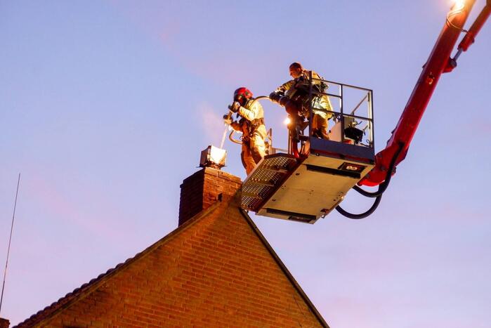 Brandweer blust brand in schoorsteen bij boerderij